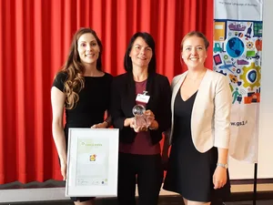 Drei Frauen posieren mit der Auszeichnung: V.l.n.r.: Corina Milz, Head of Corporate Communications & CSR Lidl Schweiz, Sabine Rapold, Senior Manager Logistics Lidl Schweiz, Jenny Butterweck, Mitarbeiterin CSR Lidl Schweiz. (Bild zVg)