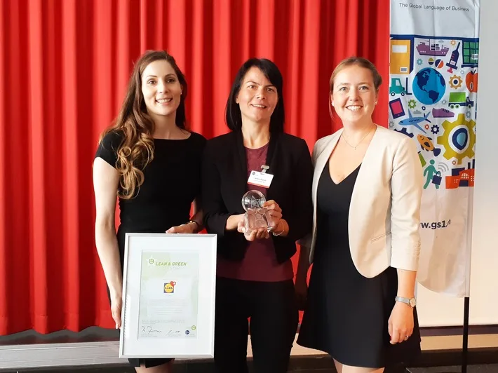 cae650b86f80fe6a9e2f3015781f11fa834c008d Drei Frauen posieren mit der Auszeichnung: V.l.n.r.: Corina Milz, Head of Corporate Communications & CSR Lidl Schweiz, Sabine Rapold, Senior Manager Logistics Lidl Schweiz, Jenny Butterweck, Mitarbeiterin CSR Lidl Schweiz. (Bild zVg)