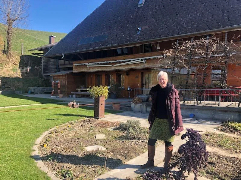 e37828f67431f7648ef3c3985512fed60ec483c1 Einen Ausgleich zu ihrem Beruf als Pflegeexpertin findet Silvia Lüdi zu Hause mit Gartenarbeit. (Bilder Esther Thalmann)