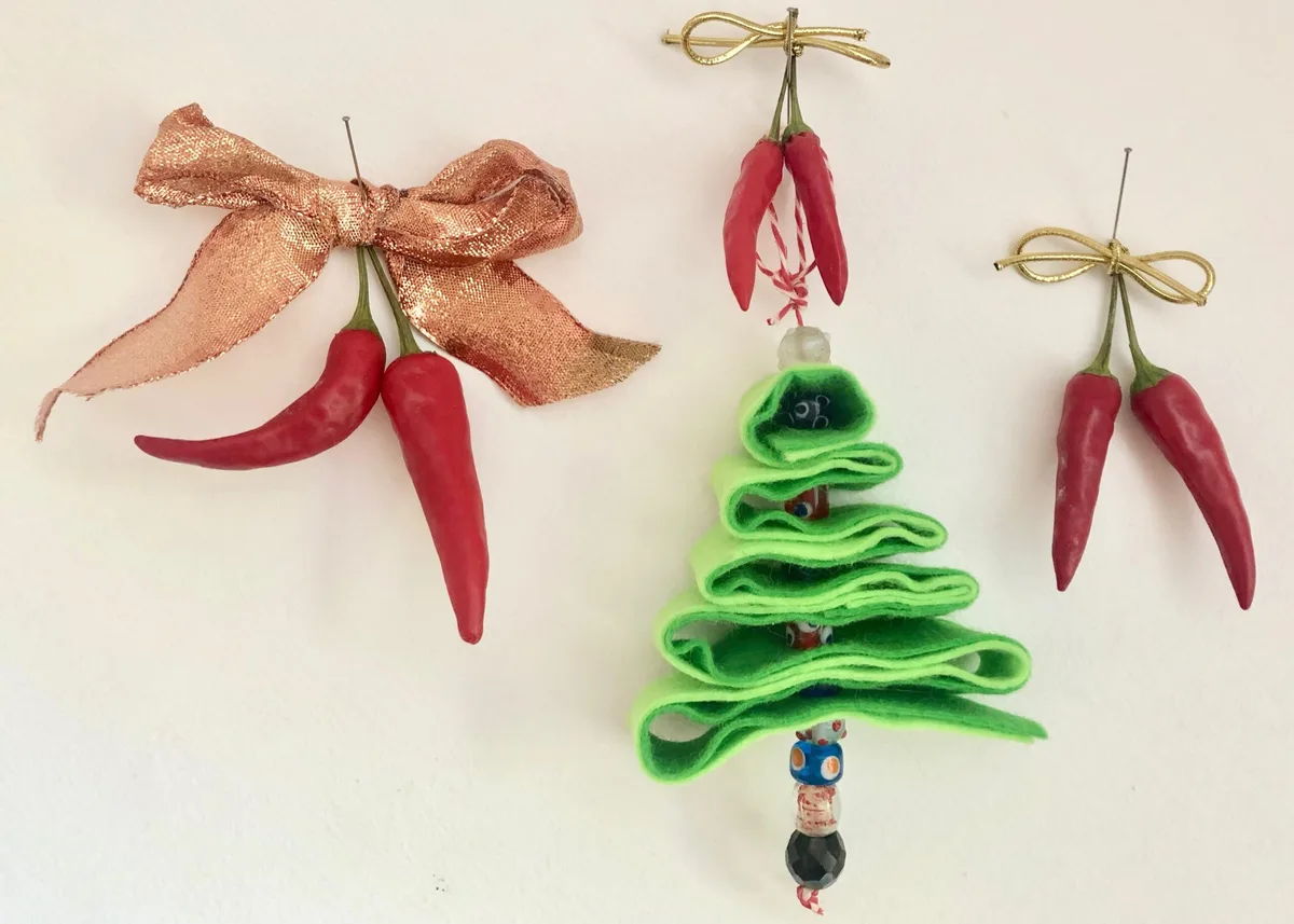 002058d45b06deb995a857205d1eae5fcf5cfe96 Selbstgemachter Weihnachtsschmuck: Filztannenbaum und Chilianhänger. (Bilder Esther Thalmann)