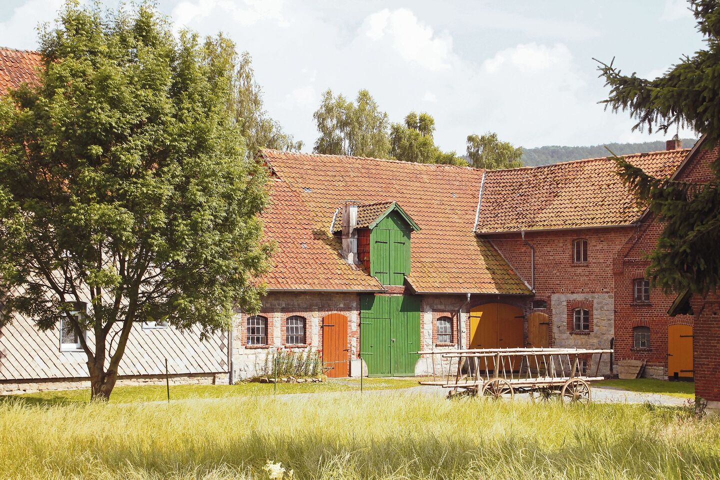 Von aussen wirken die neuen Nachbarn harmlos. Hinter ihren Türen wird allerdings über den Aufbau einer autoritären Gesellschaft nach völkischen Idealen gesprochen.
