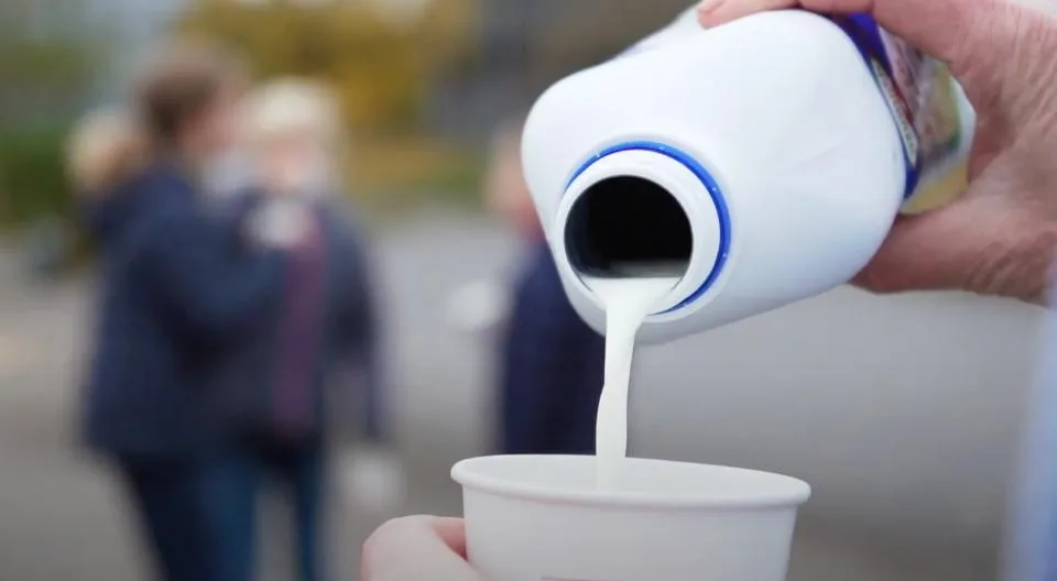 5ce1e159b8b3b3b9f7c92cbe6508fb43ffb9e2d3 Dort, wo die Pausenmilch eingeschenkt werden durfte, gab es glückliche Kindergesichter. Etwas Normalität in schwierigen Zeiten auch für Kinder und Jugendliche sei dies, sind einige der Meinung. (Symbolbild Screenshot Video Swissmilk)