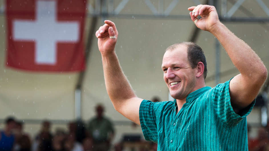 Der Meisterlandwirt Bruno Gisler aus Rumisberg BE hat seine Schwingerhosen an den Nagel gehängt. (Bild srf)