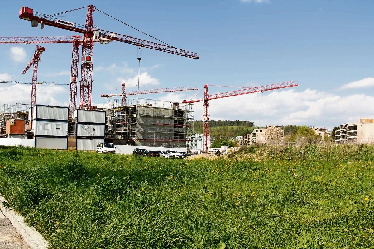 d35fabe5acf8a66f9443f8dfbf53bb544b339a44 Landwirtschaftsland unter Druck: Vielerorts wird fleissig ge- beziehungsweise verbaut, wie hier am Stadtrand von Winterthur-Wülflingen.(Archivbild chw)