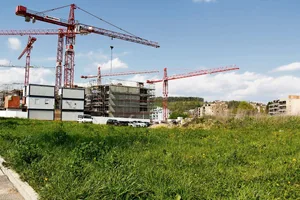 Landwirtschaftsland unter Druck: Vielerorts wird fleissig ge- beziehungsweise verbaut, wie hier am Stadtrand von Winterthur-Wülflingen.(Archivbild chw)