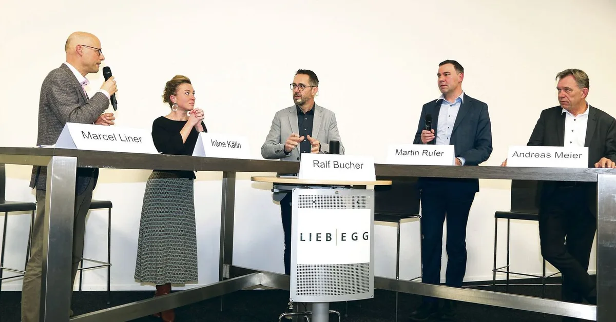 b3f3f753874e6d19ce8ae710632b3f341679911ce4df5fabf028b8fa2d901ca8 Unter der Leitung von Ralf Bucher diskutierten am LZ Liebegg Befürworter und Gegner über die Biodiversitäts-Initiative.