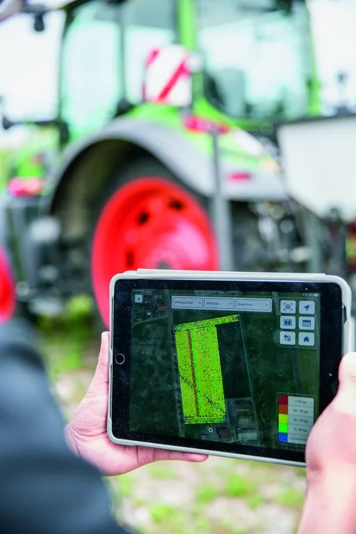 Smart-Farming_Bildschirm Auf einem Bildschirm ist per GPS die Feldskizze zu sehen.