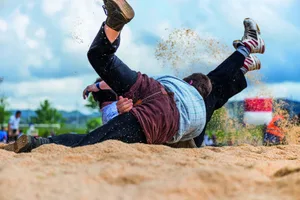 Nächstes Jahr fliegt wieder das Sägemehl. Bis dahin helfen Videos, Musik und Bilder dabei, die Lücke ohne Schwing-Anlässe zu überbrücken. (Bild Eidg. Schwing- und Älplerfest 2019 Zug)
