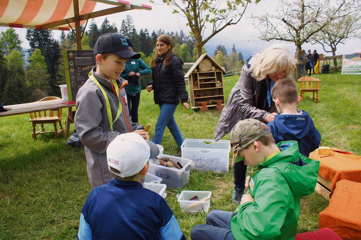 Im blühenden Hochstamm-Obstgarten der Familie Emmengger vom Büelgaden wurden Wildbienenhäuser gebaut.