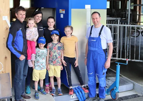 c9a670fa5468d85b4382cdfbce2b0f6253054a93 Peter und Carla Zumbühl mit ihren Kindern und DeLaval-Händler Bruno Christen. (Bild pd)