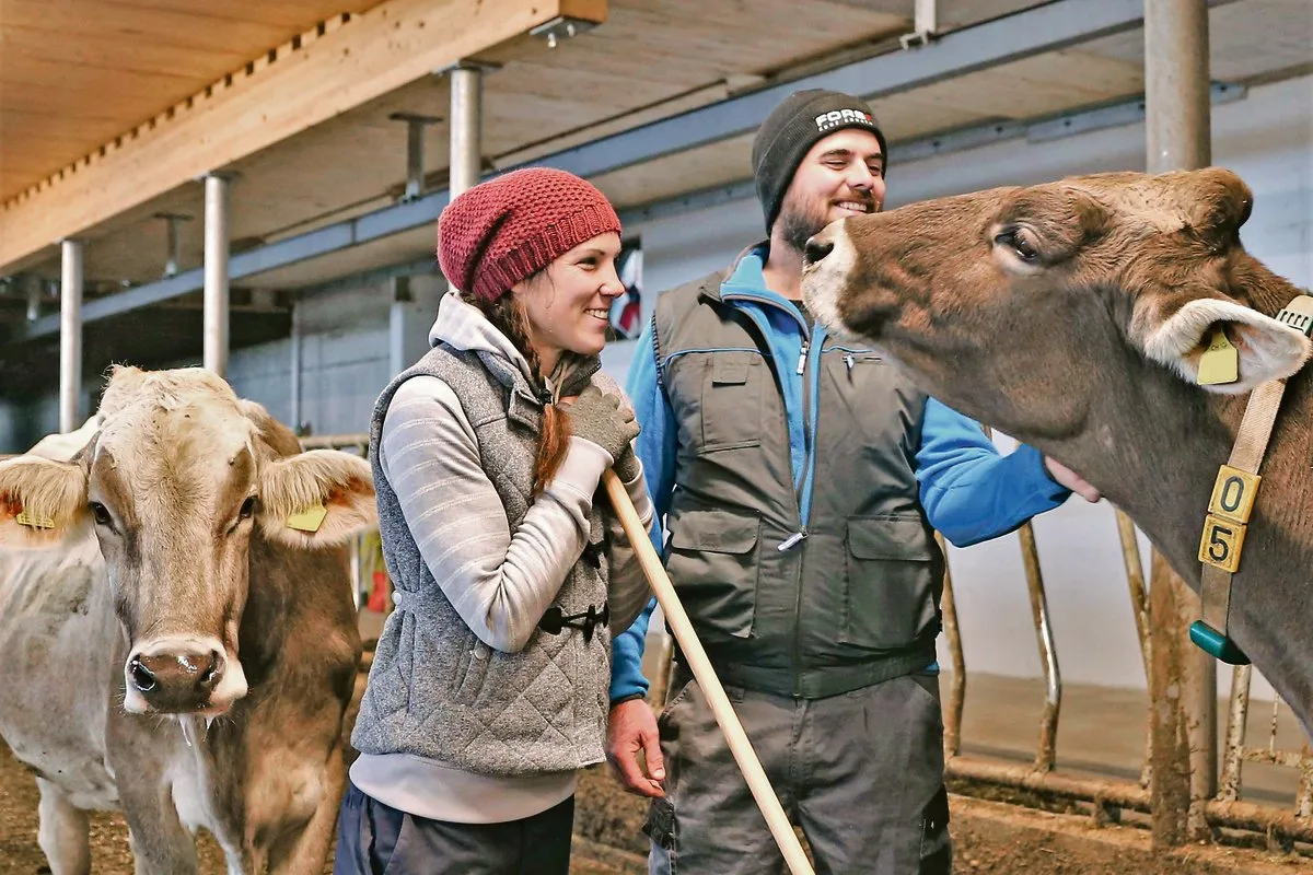 41c0b1d9f652237e8a488fdc7e45d65d4602b445 Mensch und Tier fühlen sich wohl im neuen Stall: Silvia Ulrich und Pascal Reichlin mit der bekannten Zuchtfamilienkuh Blooming Bianca. (Bild Reto Betschart)