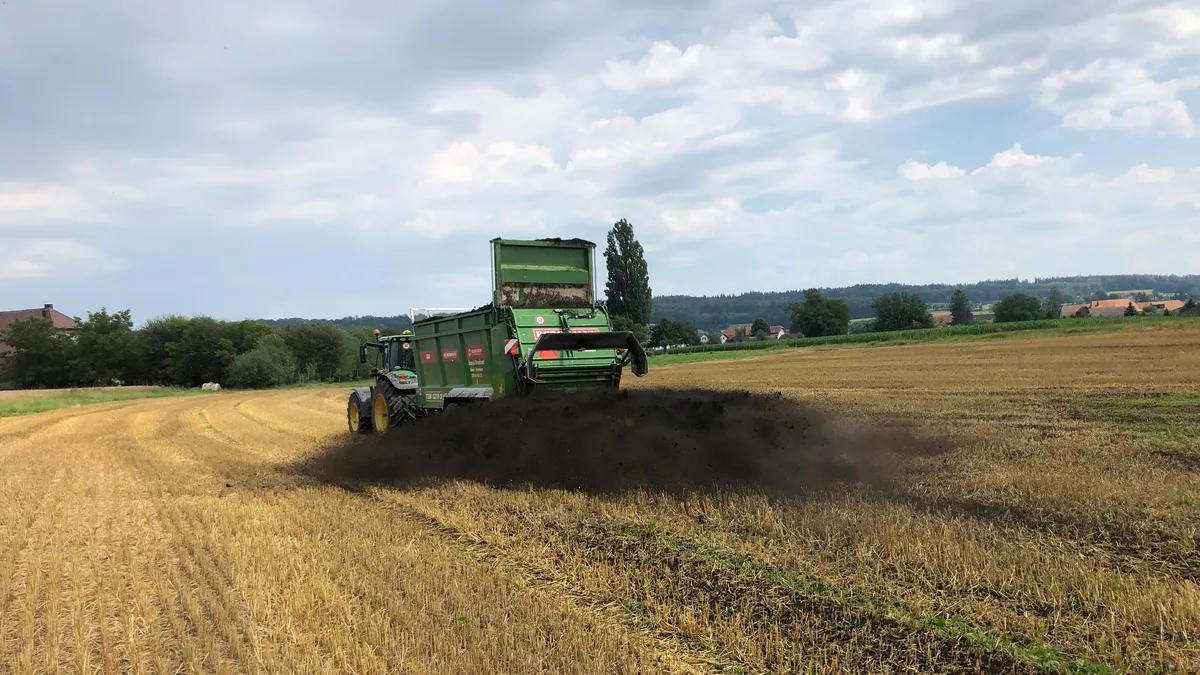 DG-2026-10-LT3-Universalstreuer.jpeg Mit dem Universalstreuer kann das Streugut mit einer geregelten Ausbringung exakt dosiert werden.