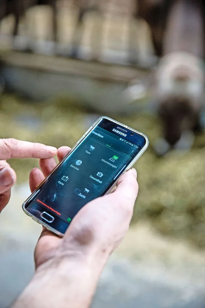 4ef25addb2071f80973a09133d4560df8561903577057c220123882b0e49a779 Das Smartphone ist auch in der Landwirtschaft im Arbeitsalltag kaum mehr wegzudenken.