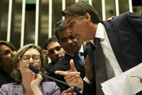 1924372ed2ed72fa92a9a82f42ac6d903abeecba Bolsonaro (vorne rechts) als Kongressabgeordneter, 2016. (Bild Marcelo Camargo/Agência Brasil)