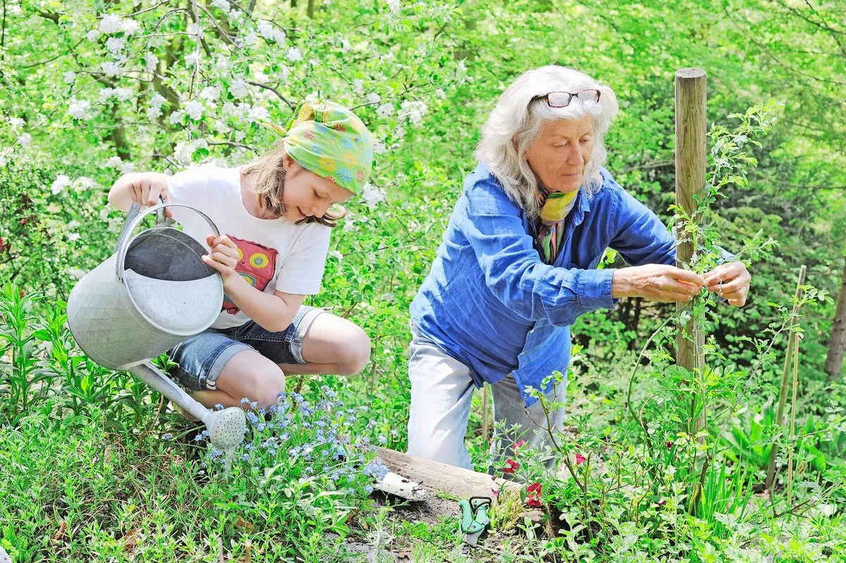Grosi-Zeit im Grünen: Für viele Kinder ein Stück Geborgenheit – egal, wie oft sie stattfinden kann. Beim Grossmuttersein geht es heute auch darum, sich selbst treu zubleiben.