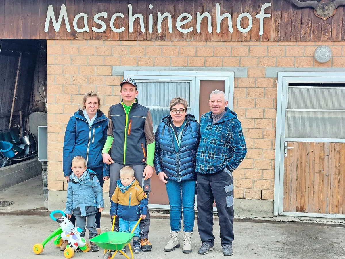 Die junge Familie um Stefanie und Philipp Weibel mit der abtretenden Generation Berta und Franz Weibel aus Schongau (v. l.). Die Hofübergabe vor zwei Jahren wurde früh geplant.