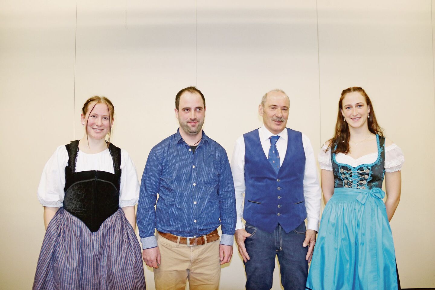 Der Präsident Werner Walter (rechts) gibt das Präsidium an Daniel Schluep weiter. Umrahmt von den Ehrendamen Manon Christ (links) und Jana Wohlgemuth.