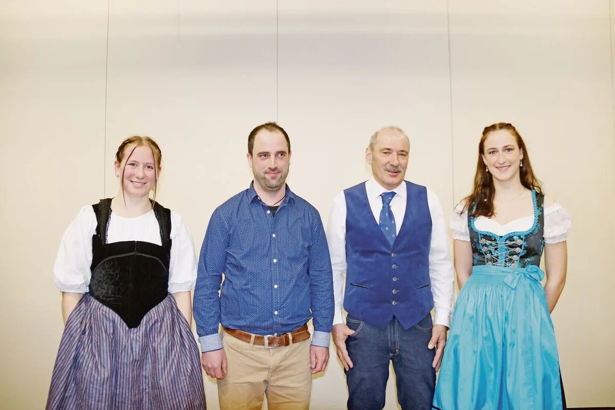 ec9e282406967194513307f7a6e35d183d0a570e4cc9f7cff020a8f4792b6049 Der Präsident Werner Walter (rechts) gibt das Präsidium an Daniel Schluep weiter. Umrahmt von den Ehrendamen Manon Christ (links) und Jana Wohlgemuth.