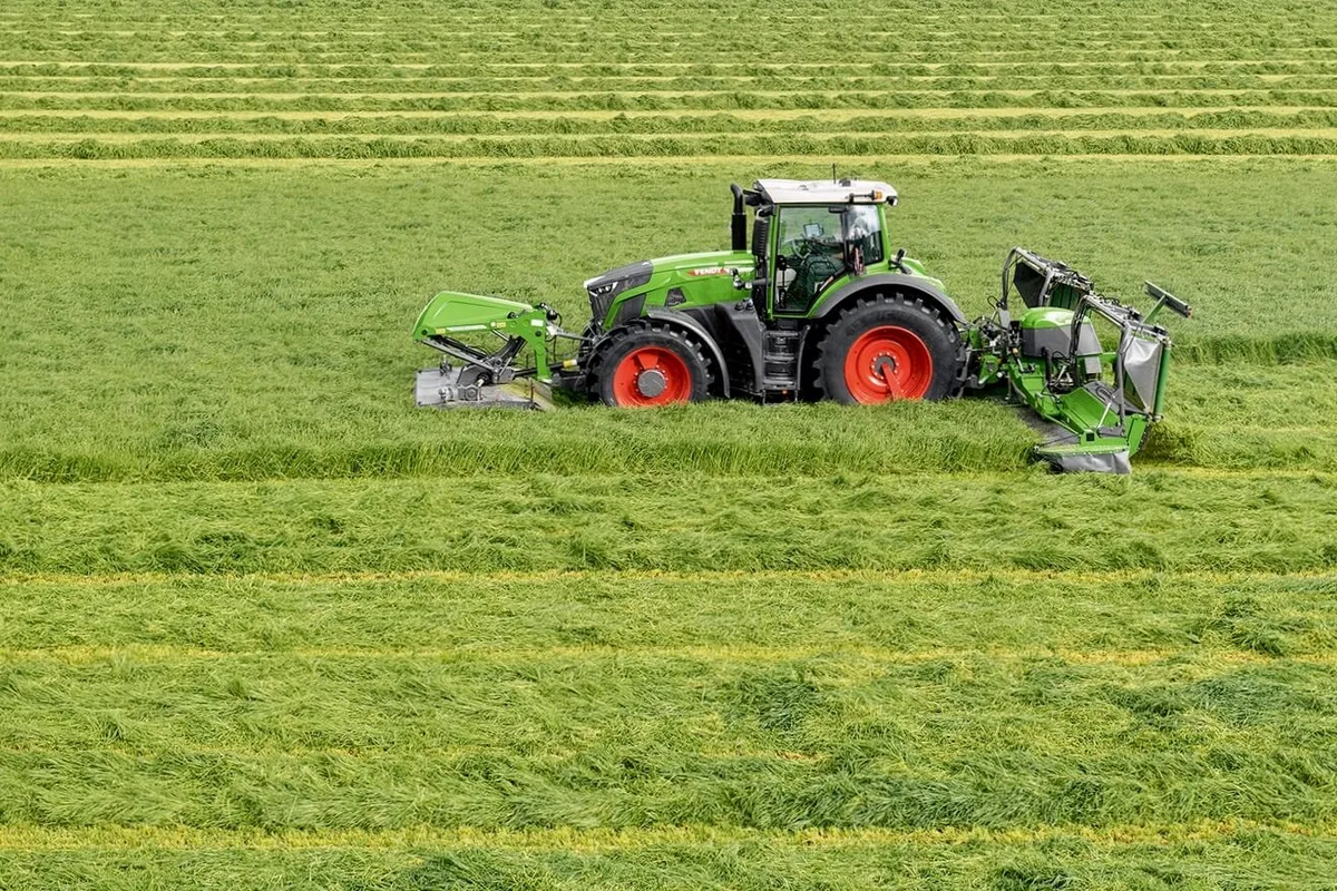 322f654e9b5f99ddf6d0319385f7f960a7526548 Fendt 900 Vario-Traktor mit Fendt Mähwerk bei der Futter-Ernte. Bild: zVg