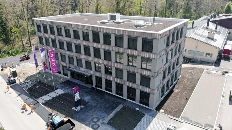 5d35cd3796fa17209a21bbeccc3ef928b8448ee2 Der neue Hauptsitz in Sempach. (Bild Suisag)