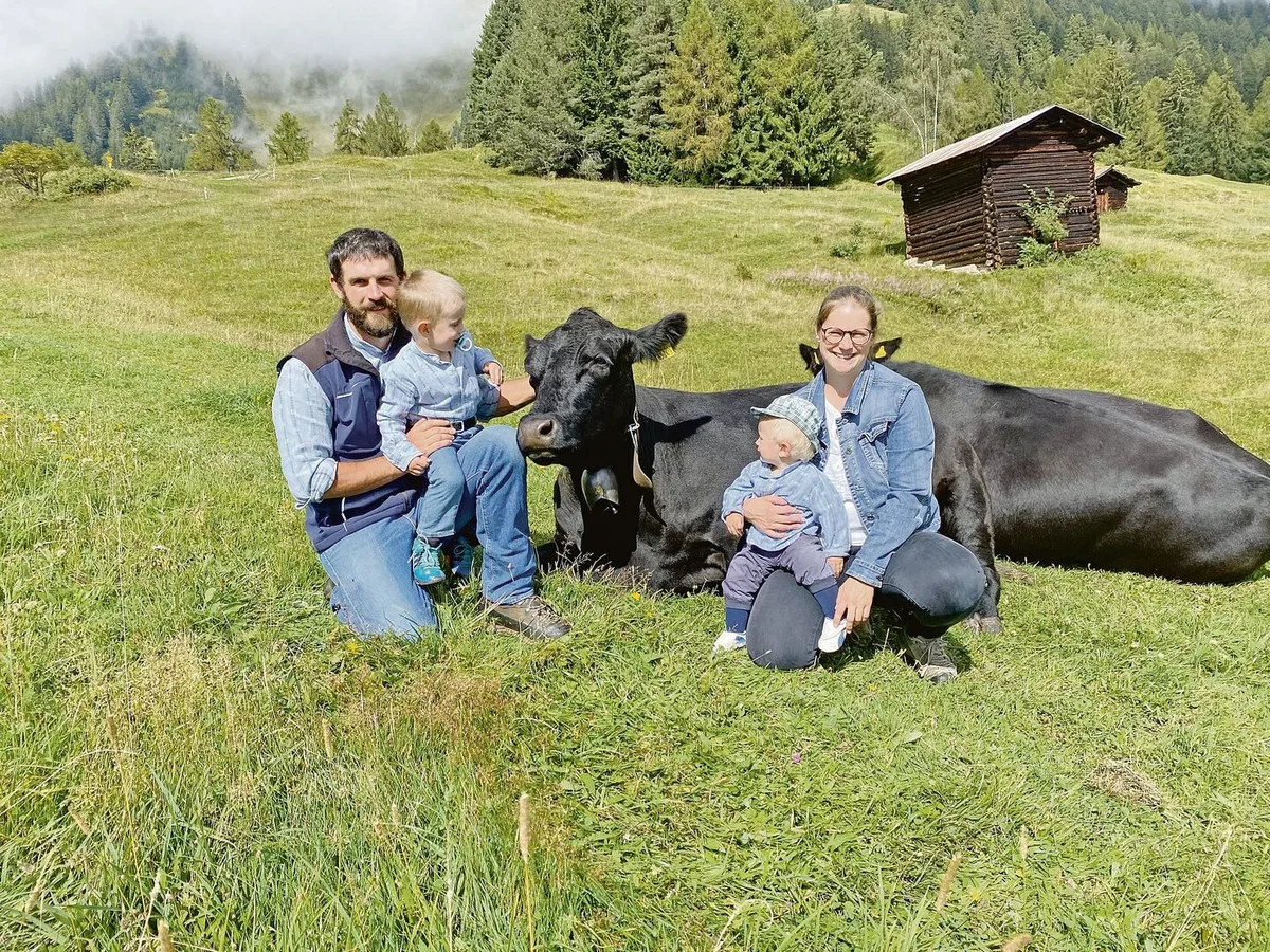 0dadc461e994e5fdfb010db97c91f10a97d49bf085990c0dd6fb2b18f0a0b66b Hans-Andrea Patt und Maja Plump mit ihren Söhnen. Die Familie bewirtschaftet einen Berglandwirtschaftsbetrieb und setzt auf Angus-Mutterkühe, Legehennen und Freilandschweine.