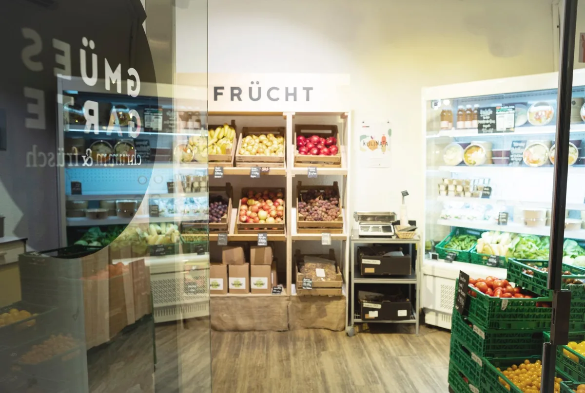 9acea3bbdbb274f3ba2c9334f171bb967d14bd0c Beim «Gmüesgarte» gibt es neben Gemüse und Früchte auch Salate, Suppen oder Smoothies – alles nach dem Motto «chrumm & früsch». (Bild Gmüesgarte)