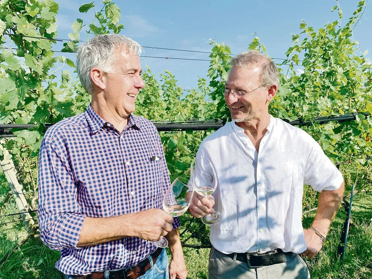 Der bisherige Präsident, Peter Krummenacher (r.), und der neue Präsident, Markus Reinhard, im Rebberg Haselrain in Oberkirch.