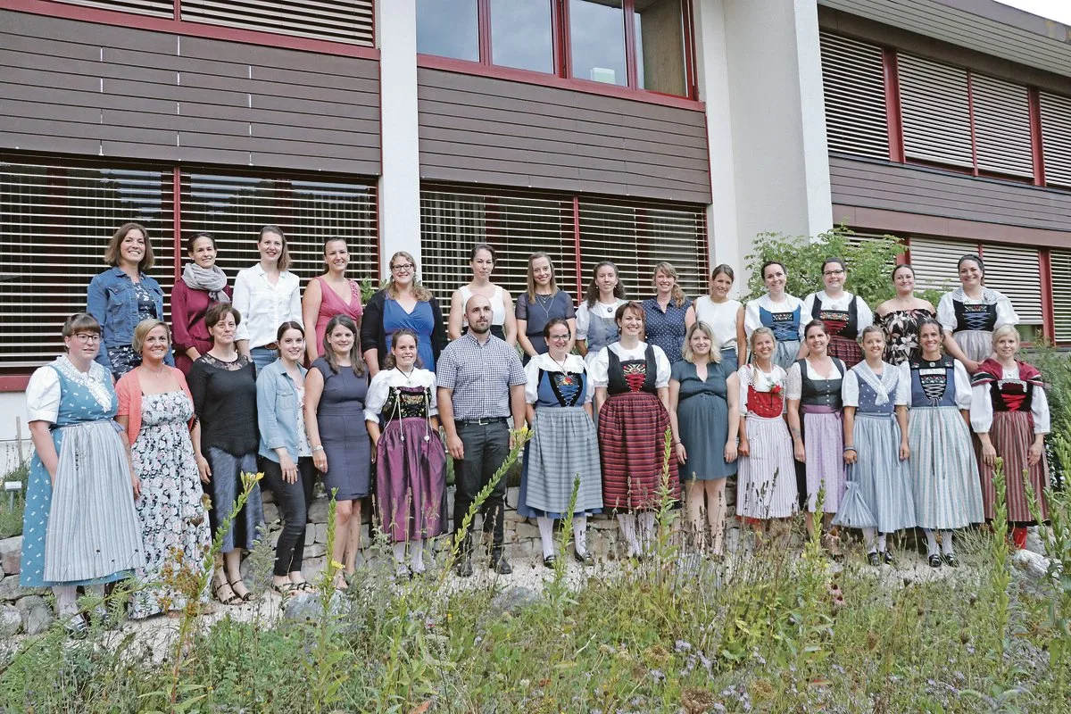 8562c168d0b5606f09c6439ce9d69481b6f5afe1 Sie haben zwei Jahre lang gemeinsam studiert, philosophiert und gelacht: Die Absolventinnen und der Absolvent des Fachkurses Bäuerin am LZ Liebegg feierten am Dienstag den Abschluss. (Bild Ruth Aerni)