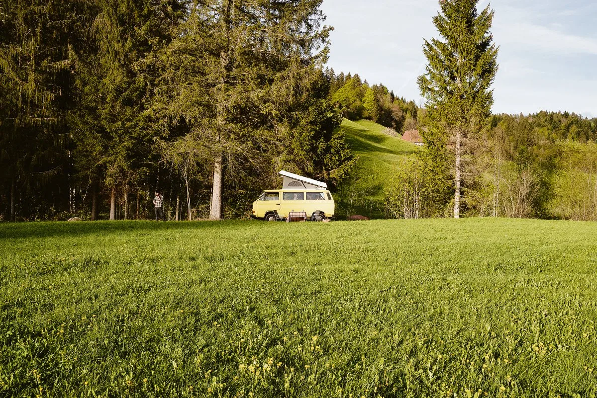 72d39e849de35ef8581fd82eb302cb9677782253 Die Plattform Nomady bietet Stellplätze für Wohnmobile, Camper und Wohnwagen in der Natur an. Oft wird dazu ein Platz in der Landwirtschaft oder neben einem Waldstück vermittelt.(Bild Nomady)
