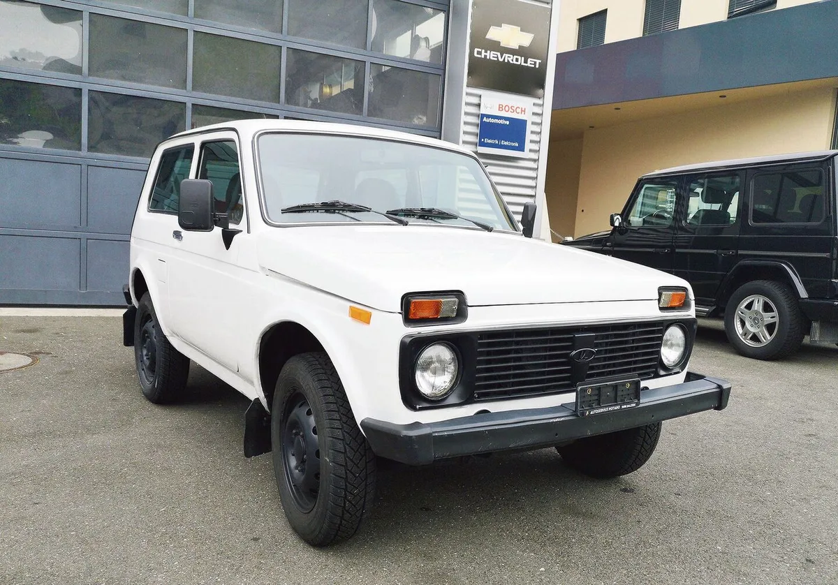 Ein Lada Niva: 30er-Jeepli mit grünem Nummernschild dürfen im Grundsatz nur für landwirtschaftliche Fahrten benutzt werden. Bei illegalen Fahrten besteht ausserdem die Gefahr von Schwierigkeiten mit der Versicherung bei einem Unfall.
