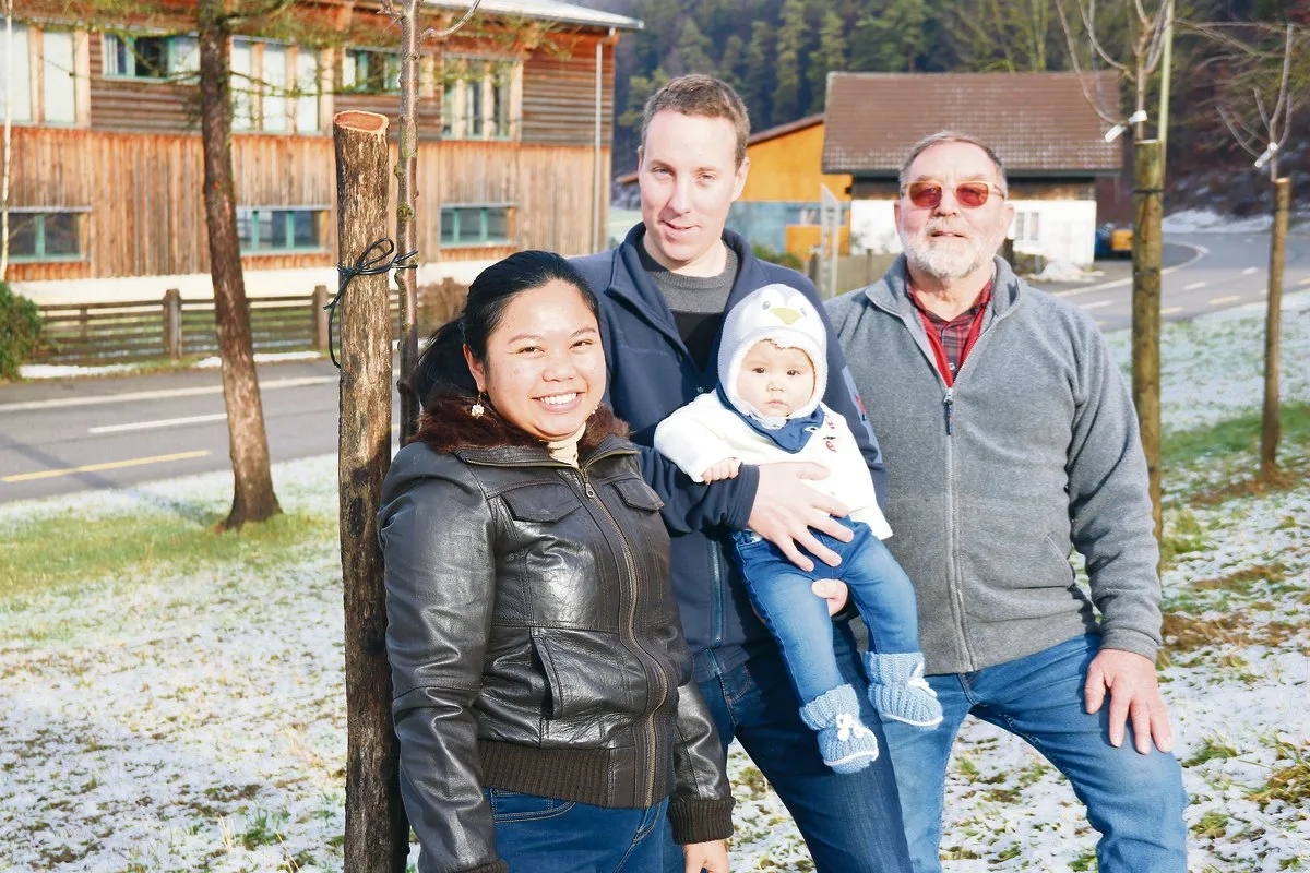 c28a0df13eafbdc1fd3ebc2f1c9ba421ad89a95a Hans Häfelfinger mit seinem Sohn Niklaus und dessen Frau April mit dem gemeinsamen Sohn Fabian.(Bild Benildis Bentolila)