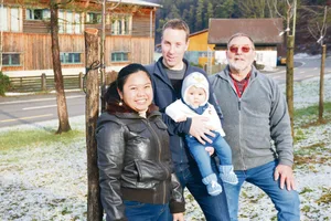 Hans Häfelfinger mit seinem Sohn Niklaus und dessen Frau April mit dem gemeinsamen Sohn Fabian.(Bild Benildis Bentolila)