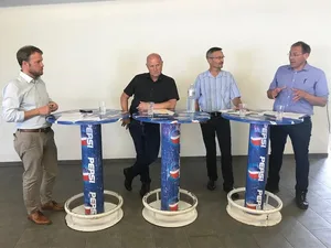 Roland Wyss, Fritz Rothen, Urs Brändli und Beat Bösiger (v.l.) diskutierten engagiert. (Bild akr)