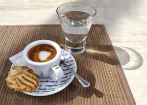 Nur schon mit einer Kaffeepause kann man sich kleine Auszeiten im Alltag schaffen.