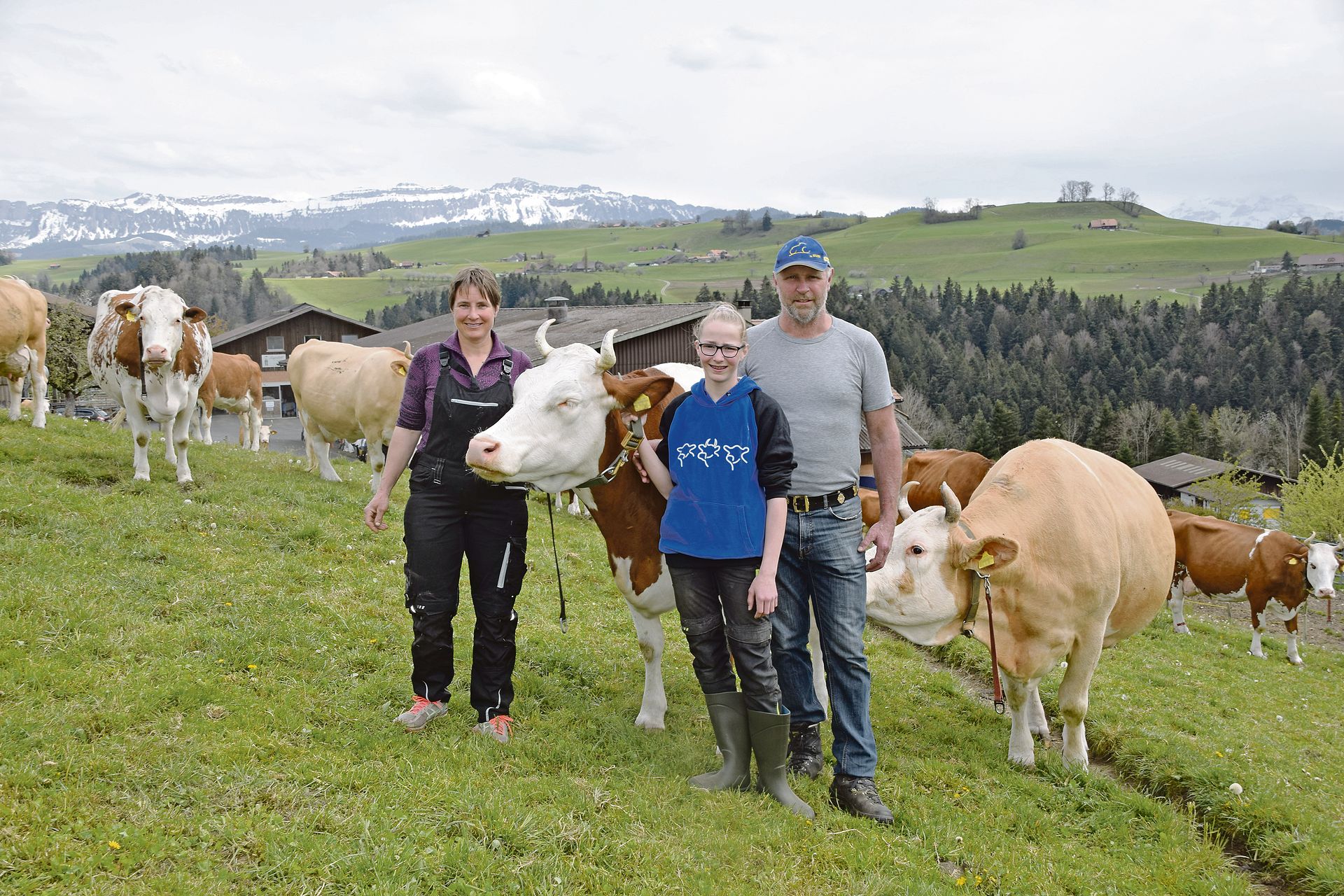 Ihr Herz schlägt für die Viehzucht: Daniel und Adelheid Graf mit ihrer Tochter Daria. Sohn Andri ist zurzeit in der Rekrutenschule und die andere Tochter Stefanie ist bereits ausgezogen und verheiratet. (Bilder Peter Fankhauser)