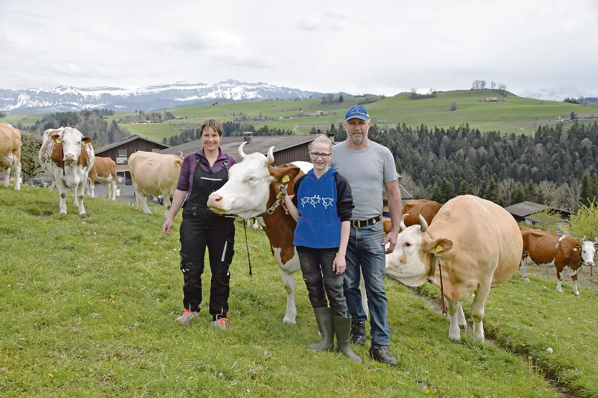 Ihr Herz schlägt für die Viehzucht: Daniel und Adelheid Graf mit ihrer Tochter Daria. Sohn Andri ist zurzeit in der Rekrutenschule und die andere Tochter Stefanie ist bereits ausgezogen und verheiratet. (Bilder Peter Fankhauser)