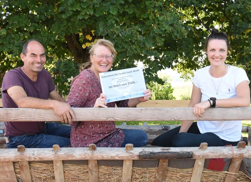 0eb050fad91f9c32442fcef2874ff0a41a88fd18 Brunchanbieter Heinz und Doris Morgenegg (links) wurden von Andrea Oldani mit einem Feriengutschein überrascht. (Bild sb)