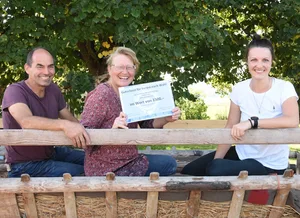 Brunchanbieter Heinz und Doris Morgenegg (links) wurden von Andrea Oldani mit einem Feriengutschein überrascht. (Bild sb)