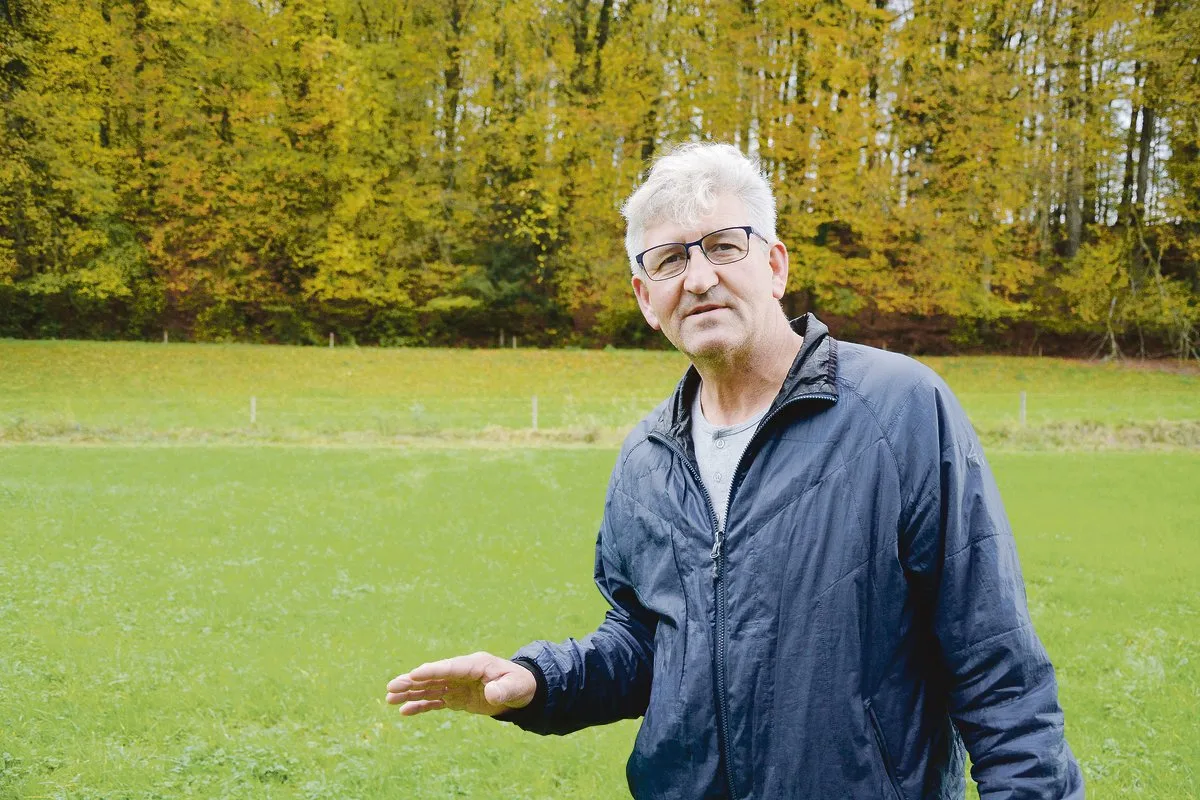 4ac8d120dc2c704a88b50e6e20ec498e483e51d1 Biobauer Ruedi Bühler lässt sich seit vielen Jahren für die Biodiversität begeistern. Er hat auf seinem Betrieb im Oberaargau zahlreiche Projekte verwirklicht, die er gerne zeigt und erklärt. (Bilder Simone Barth)