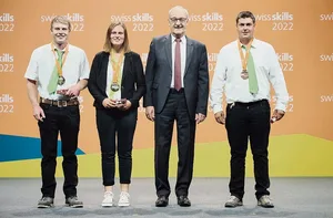 Michael Haag (Gold), Nicole Schneider (Silber), Bundesrat Guy Parmelin, Lars Risi (Bronze) (v. l.n.r).