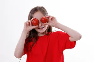 Kinder sollten nicht zum Probieren gedrängt werden und sich auch durch andere Sinne, wie durch das Anfassen oder Riechen an das Essen heranwagen. (Bild Pixabay)