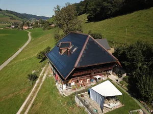 Das denkmalgeschützte Bauernhaus von 1780 wurde 2020 zum Solarkraftwerk umgebaut.