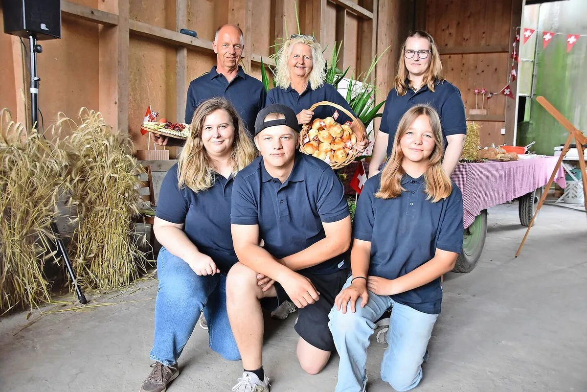 2fa01d1b3ec6081679c54060e81734946f6907960c8342918837fcd344c943e4 Meisterten das Brunch-Projekt: Familie Adrian und Jacqueline Weber mit den Kindern Janine (hinten r.), Joëlle, Cédric und Deborah (vorne v. l. n. r.).