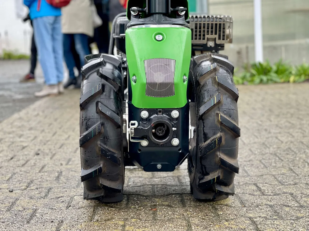 rapid_kipos_frontansicht Ein Rapid Kipos-Geräteträger für Gartenbau und Landschaftsbau.
