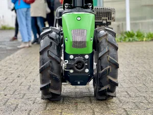 Im August 2022 präsentierte Rapid mit dem Kipos einen neuen kompakten Geräteträger für Gartenbau und Landschaftsbau – insbesondere für deren Haupt-Anbaugerät, die Bodenfräse.