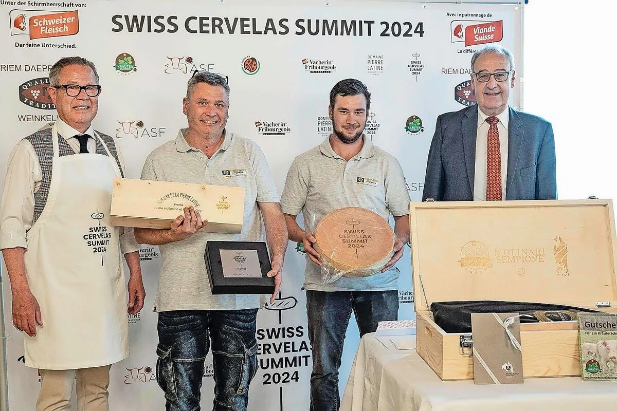 f74cabf855881d271686608996d188ce1240c2625f3edba6f190a155f4ec50d4 Hans-Ruedi Gerber, Initiant des Swiss Cervelas Summit, Gesamtsieger Matthias und Sandro Nussbaum und Bundesrat Guy Parmelin (v. l. n. r.) bei der Preisübergabe.