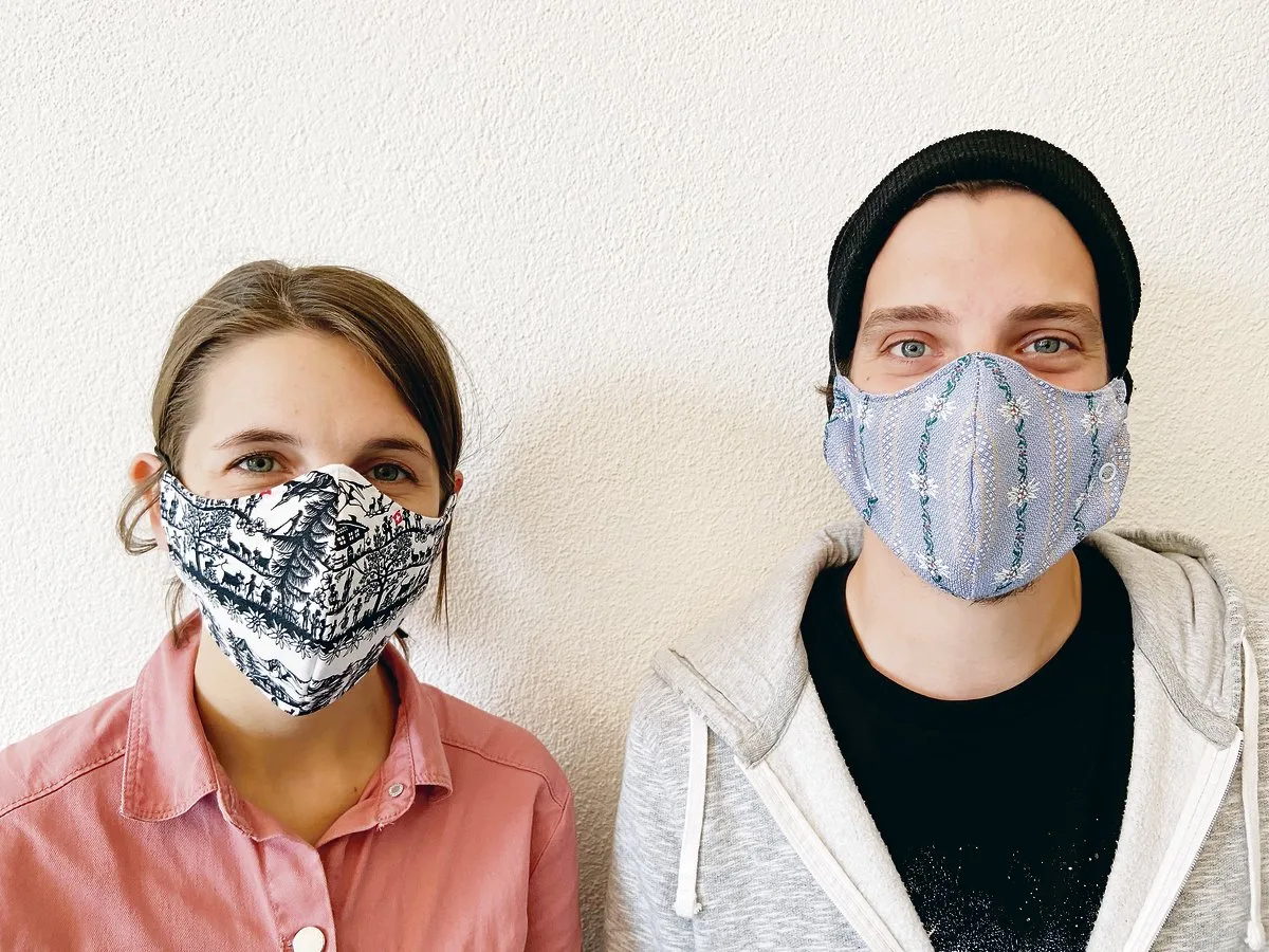 f555ec9a5fee76d1ea850dcd3b26fc5f0cc48baa Lisa McKenna und Livio Janett aus dem BauernZeitungs-Team mit den Toggenburger Schutzmasken. (Bild akr)