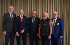 Direktor Heinrich Bucher mit den neu gewählten Peter Hinder, Adrian Waldvogel und Karl Scheuber sowie Präsident Markus Zemp (v.l.).