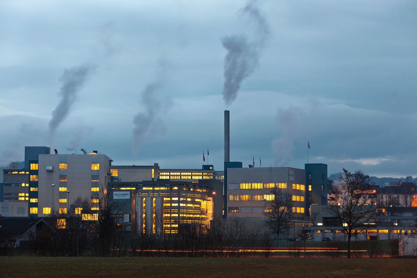 Dunkle Wolken über den Produktionsgebäuden des Milchverarbeiters Hochdorf in Hochdorf LU.
