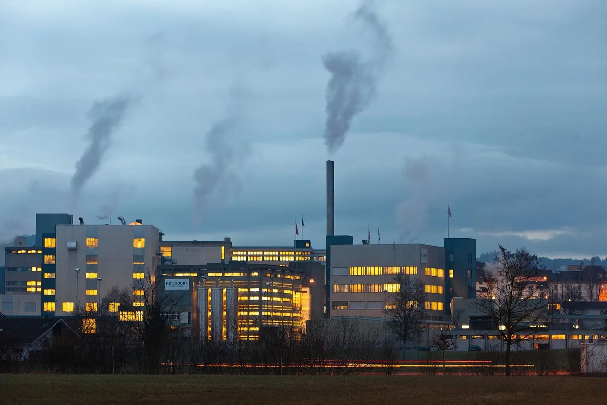 Dunkle Wolken über den Produktionsgebäuden des Milchverarbeiters Hochdorf in Hochdorf LU.